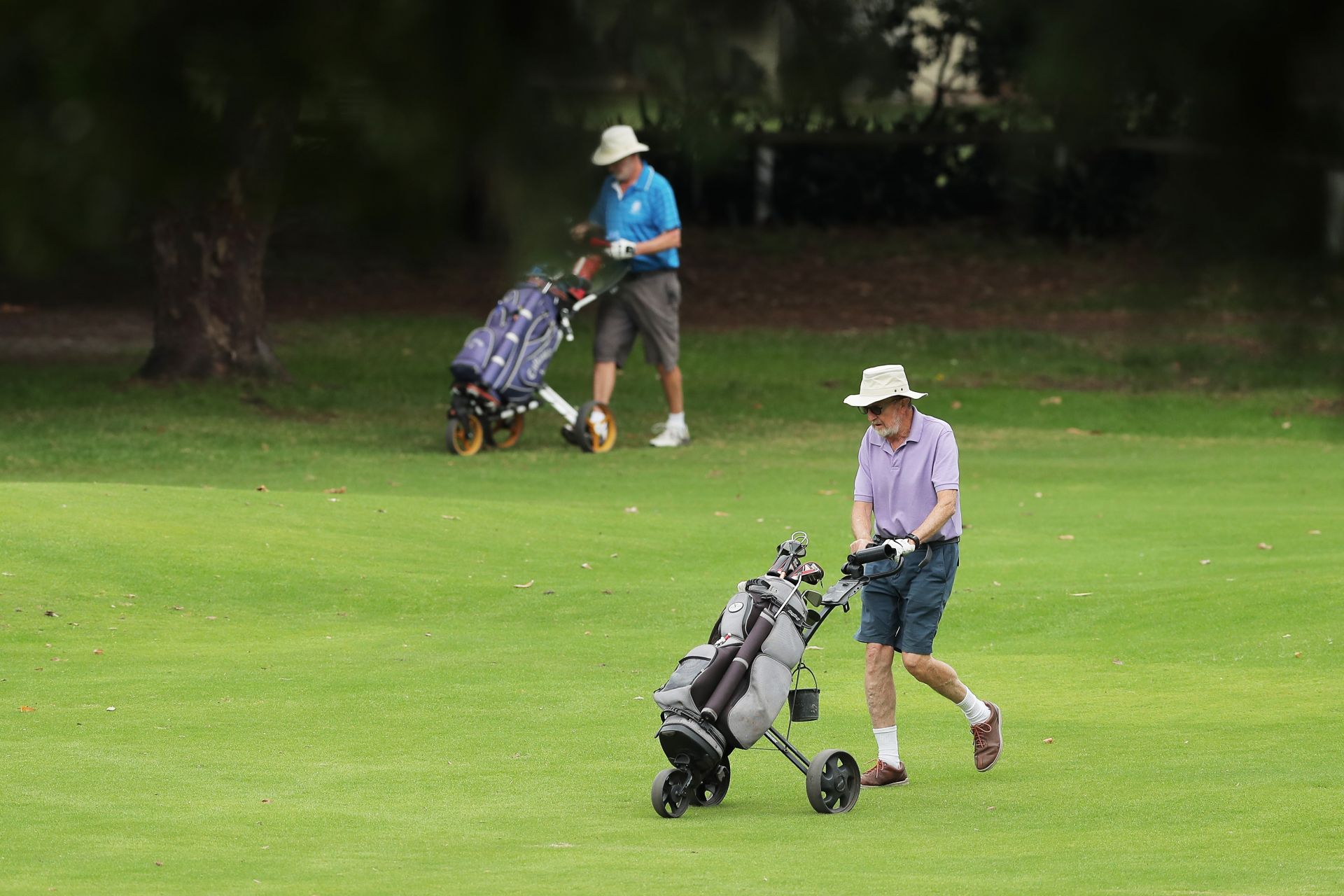 Общественици продължават да практикуват голф