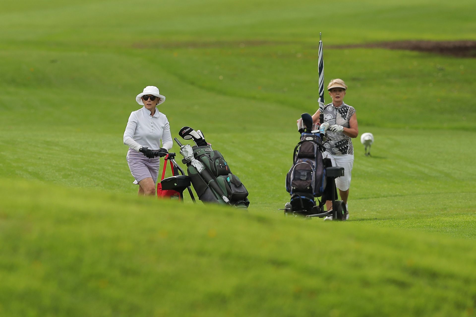 Въпреки мрачното време, любителите на голфа не пропуснаха тренировките си