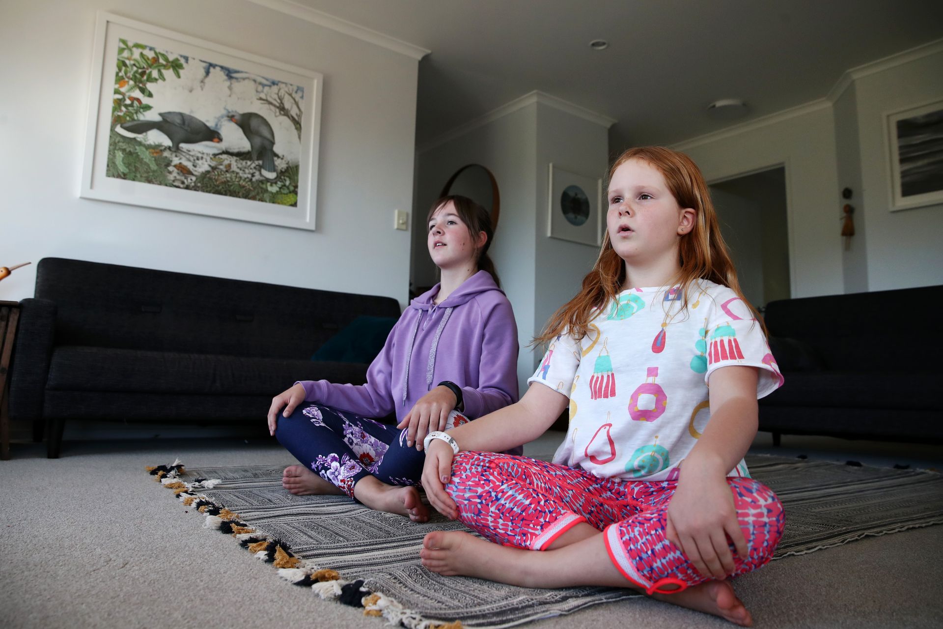 Сестрите Нина и Айви Гудол тренират зумба, докато са под карантина в Нова Зеландия 