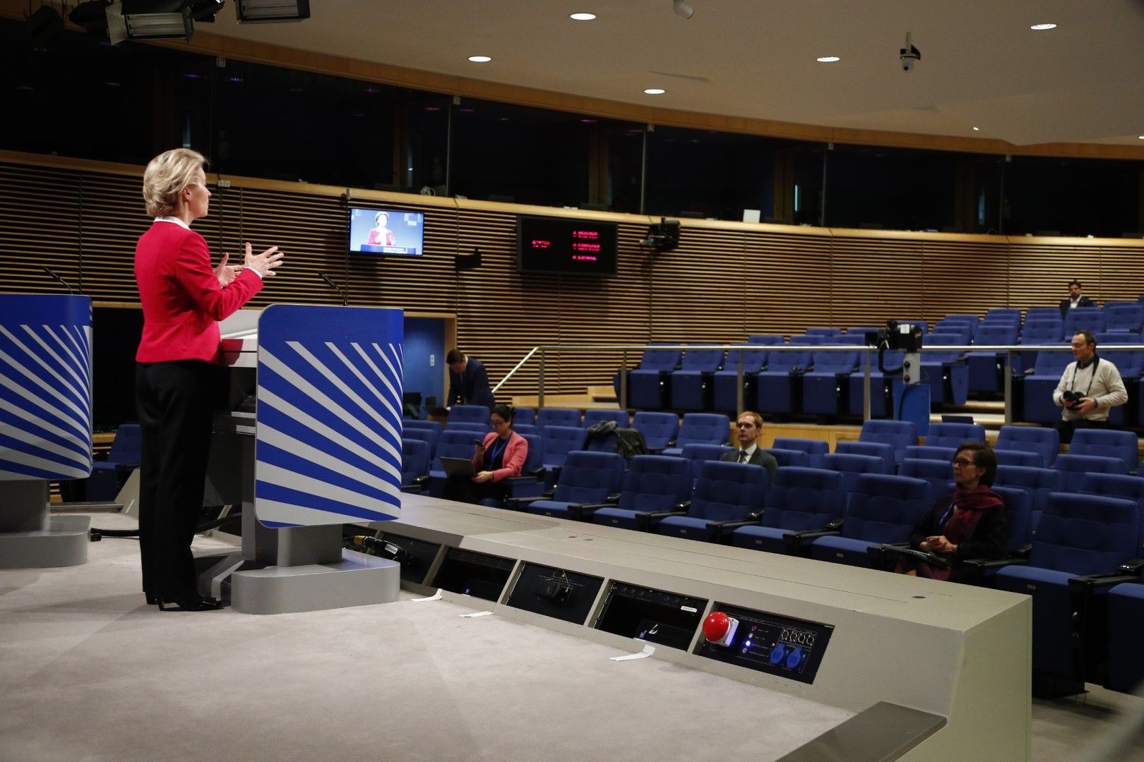 Урсула фон дер Лайен представя мерките на ЕК пред разредена зала