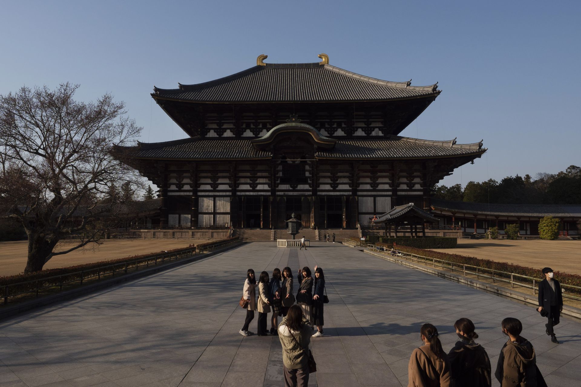 Туристите правят пауза за снимки пред хама Тодайджи в Нара