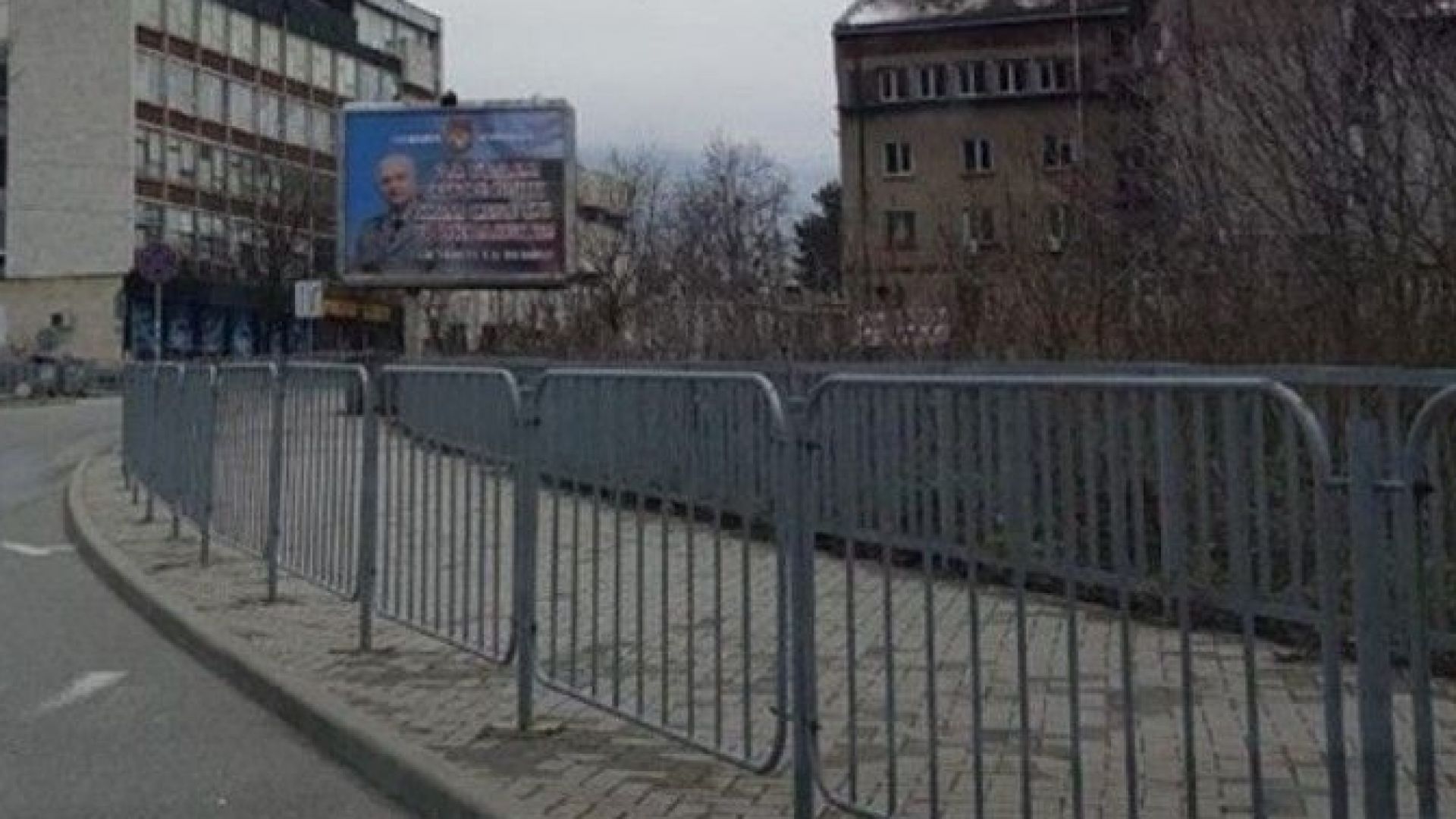 Билбордове с лика на председателя на Националния кризисен щаб проф