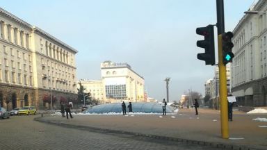 По Конституция най късно до 4 май новоизбраният парламент трябва да