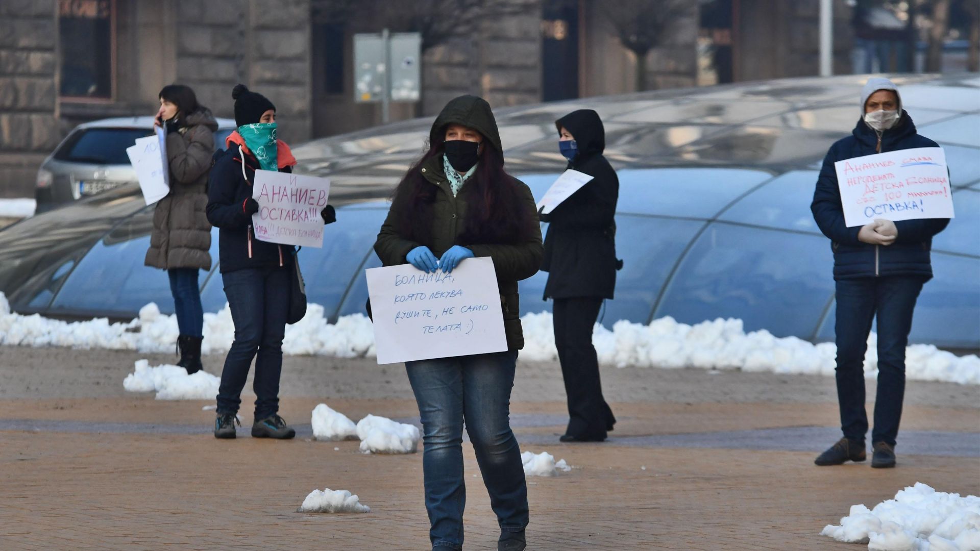 Десетина родители лекари и архитекти протестираха пред сградата на Министерския