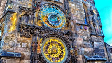 Пражкият астрономически часовник на 600 години показва точно времето и днес