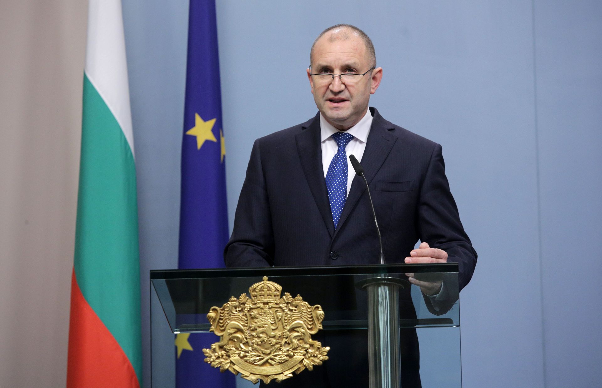В тези условия е критично важно българският парламент да прояви отговорност и да намери форма да продължи своята дейност, заяви президентът