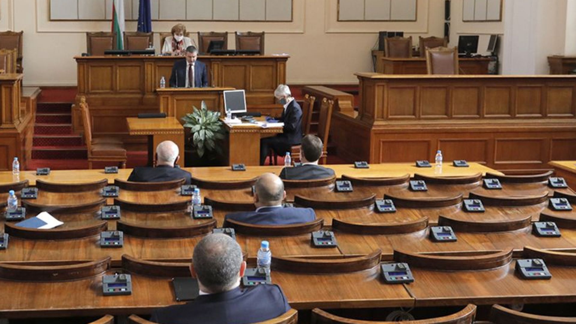 На извънредно заседание бюджетната комисия в парламента одобри на първо