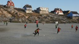 11 години по-късно, след три прекачвания и на 35 градуса, Гренландия се върна на футболната карта