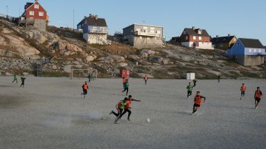 11 години по-късно, след три прекачвания и на 35 градуса, Гренландия се върна на футболната карта