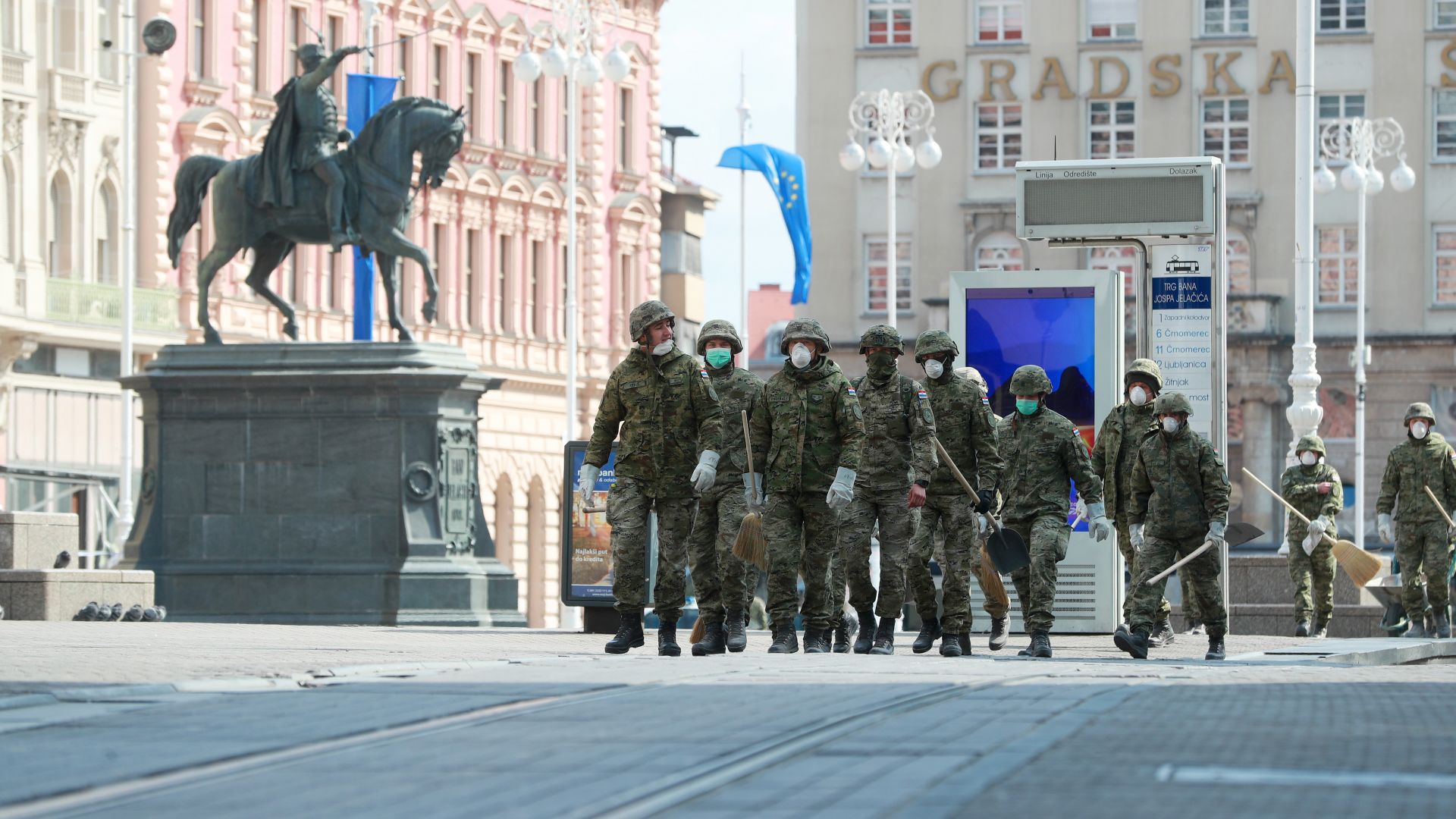 Жители на хърватската столица Загреб дрънкаха снощи с тенджери и