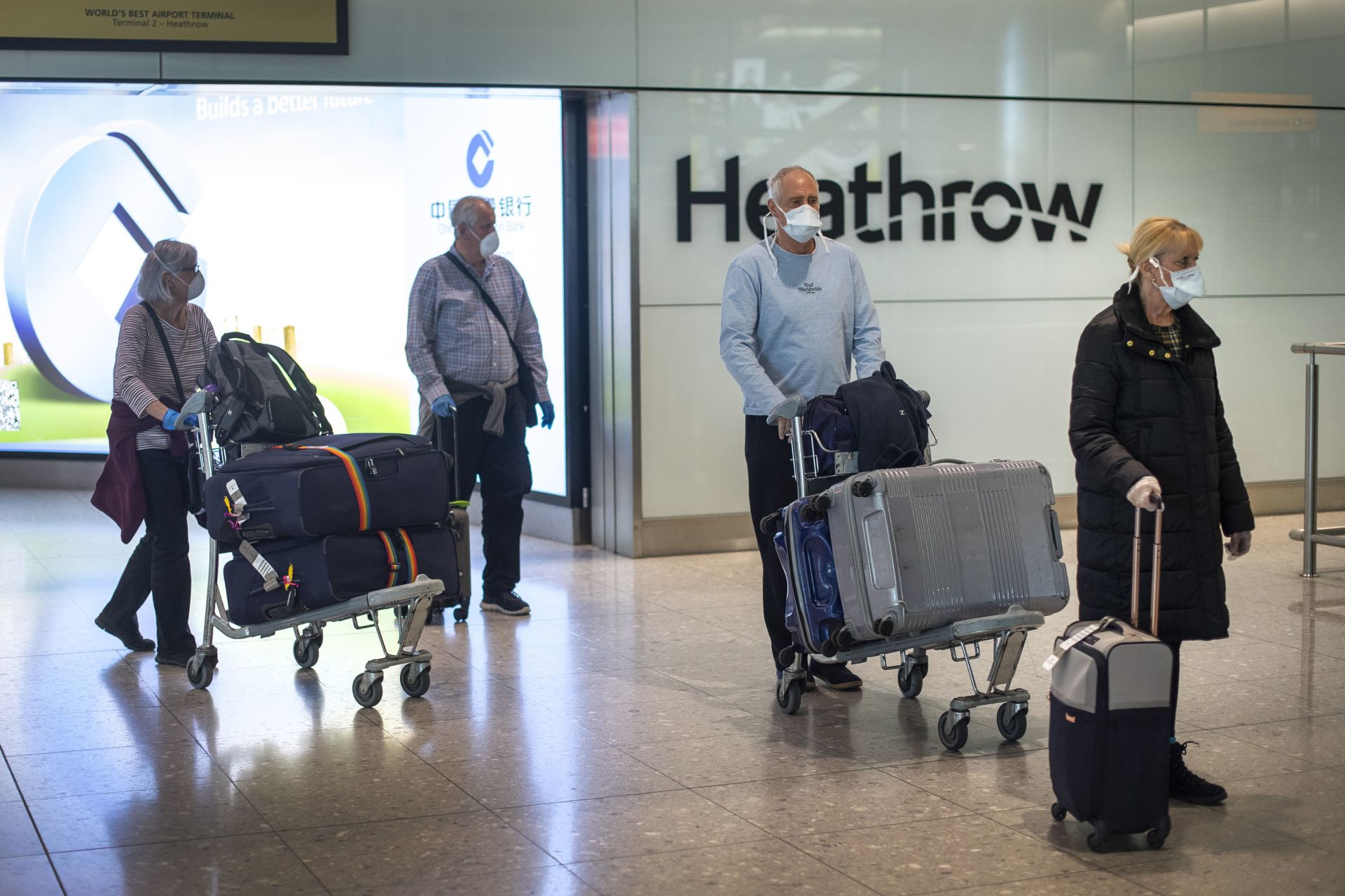 Броят на пътниците, преминали през летище Хийтроу в Лондон, е намалял с 96 процента през второто тримесечие, а обемите на товарите са спаднали с над 30 на сто