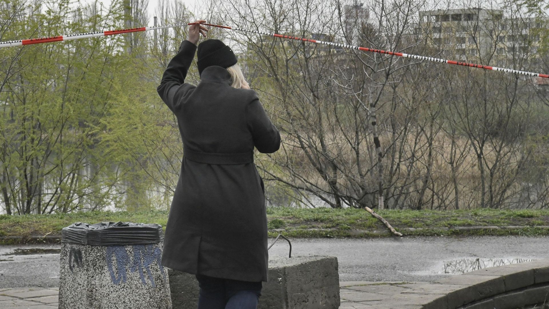 С полицейски ленти осъмнаха входовете на повечето паркове и градинки