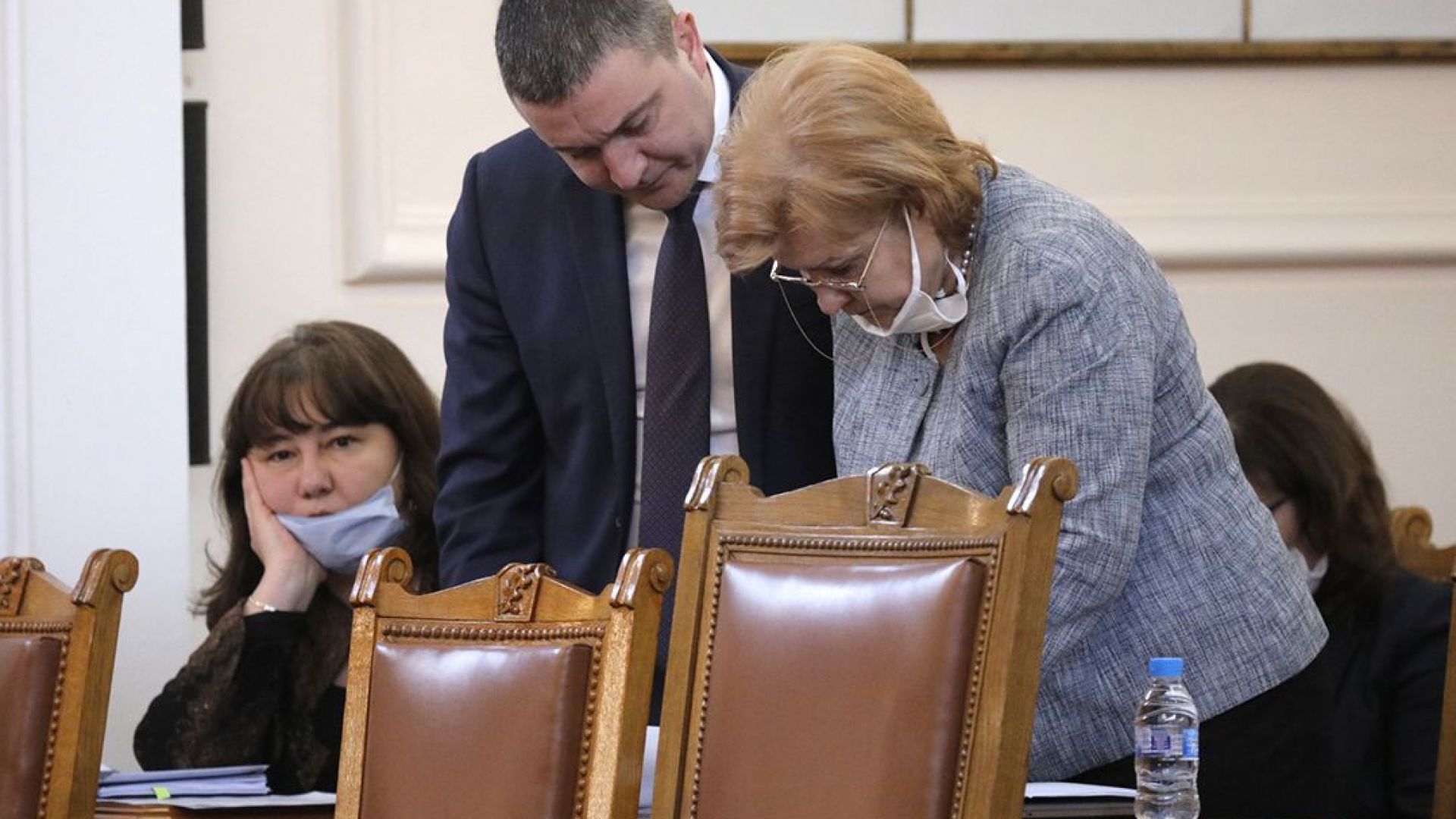 Държавата ще поема и социалните осигуровки на служителите във фирмите