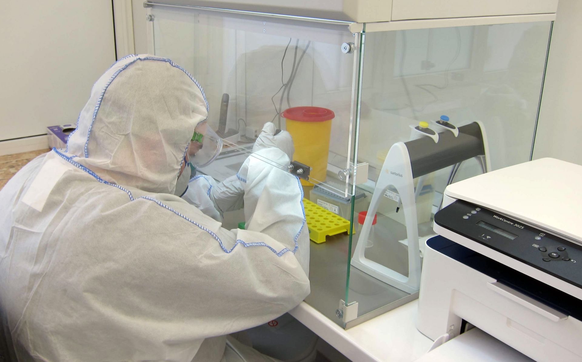 Новата лаборатория в Медицинския университет в Плевен. ЕС ще финансира назначаването на допълнителни здравни специалисти, които да бъдат разположени в горещи точки 