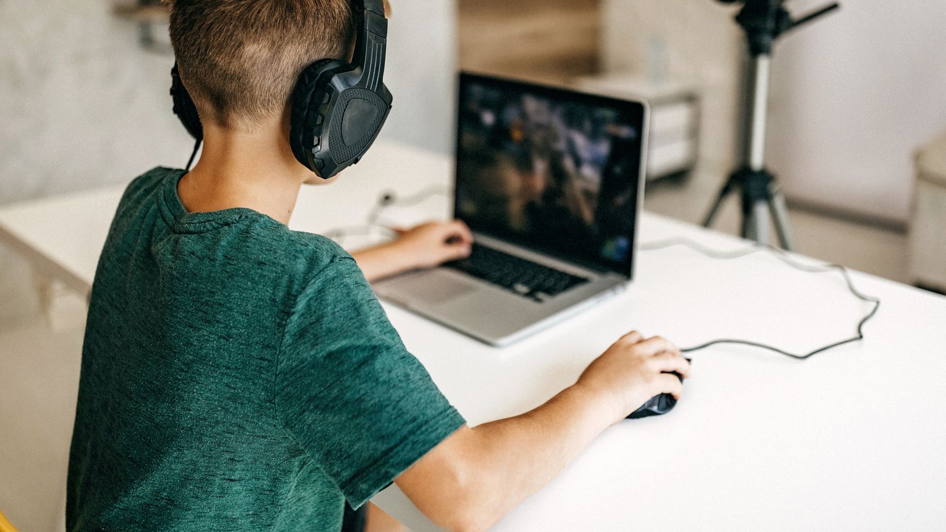 От днес учителите ще пишат оценки на учениците си за