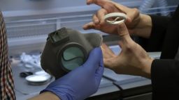Български студент в Прага прави 3D маски срещу COVID-19, обявиха го за герой (снимки)