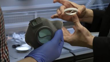 Български студент в Прага прави 3D маски срещу COVID-19, обявиха го за герой (снимки)
