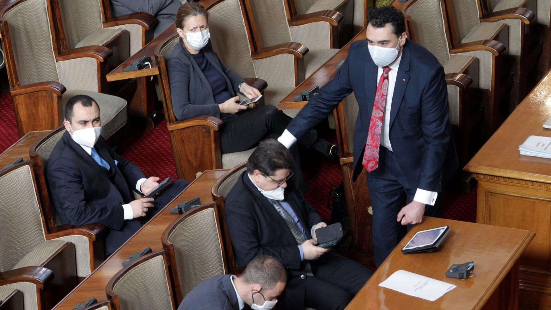 Депутатите се изпокараха за заплатите си, търсят съвременния Левски