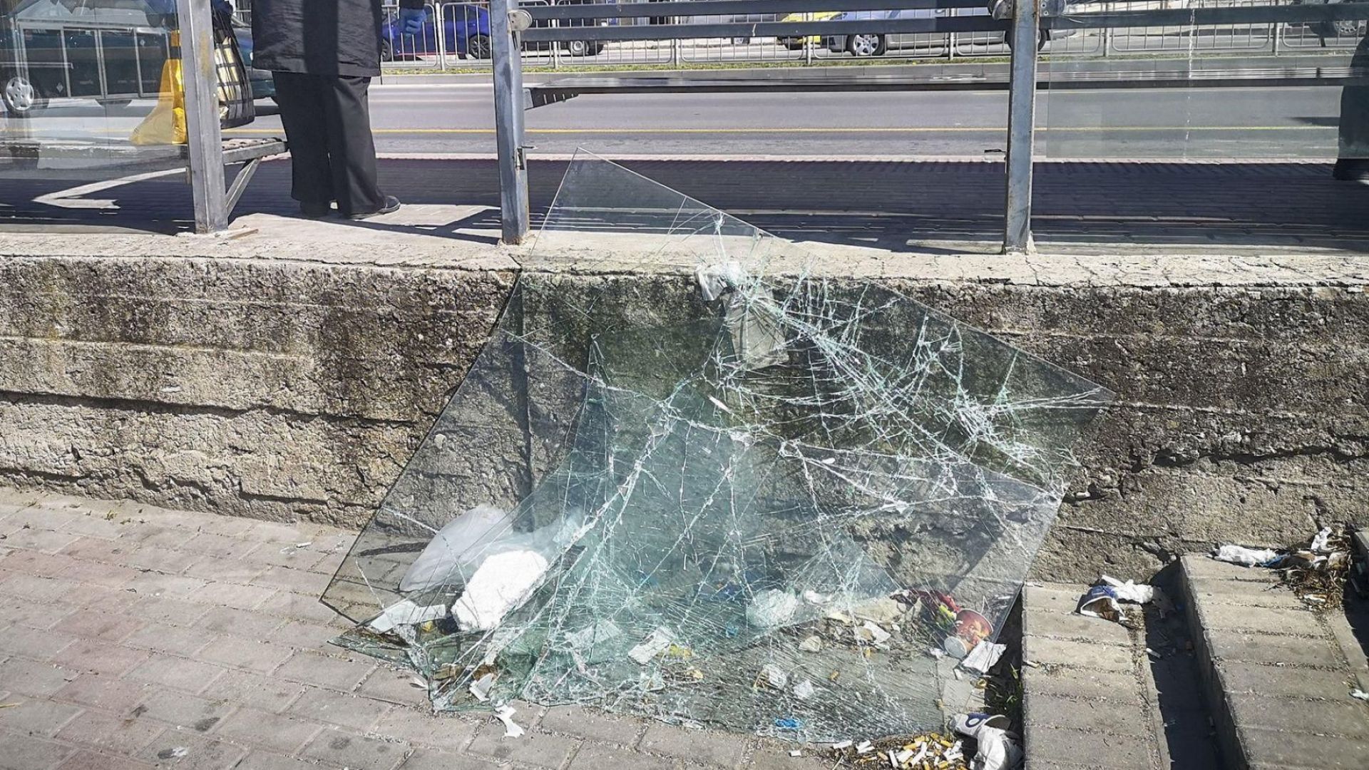 Силен вятър предизвика пясъчна буря във Варна която изхвърли големи