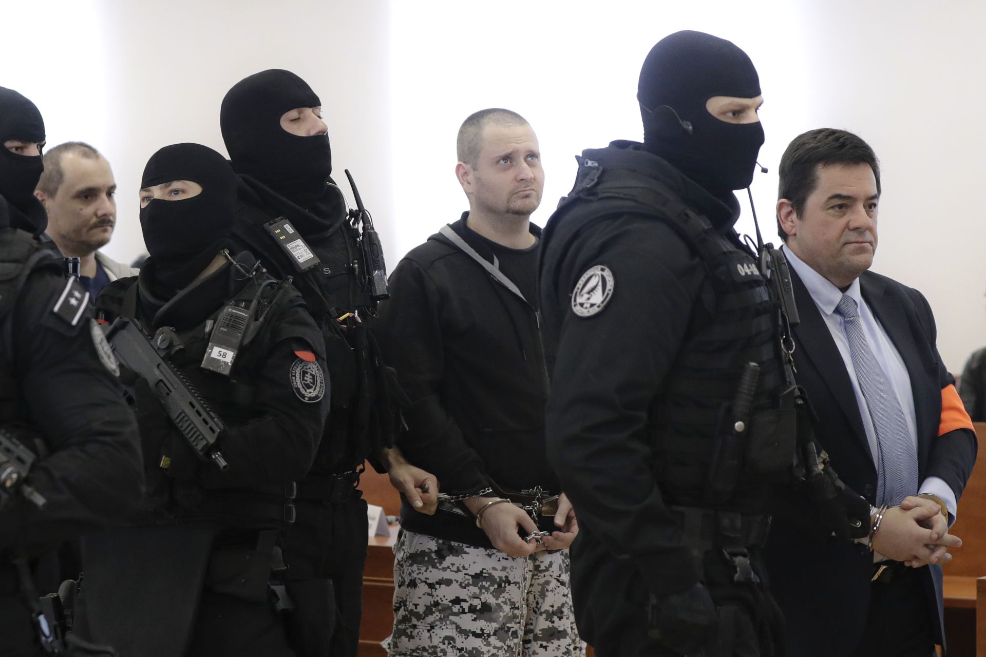 Мирослав Марчек (в средата) се призна за виновен, но подсъдимият като поръчител Мариян Кочнер (вдясно) не признава вината си