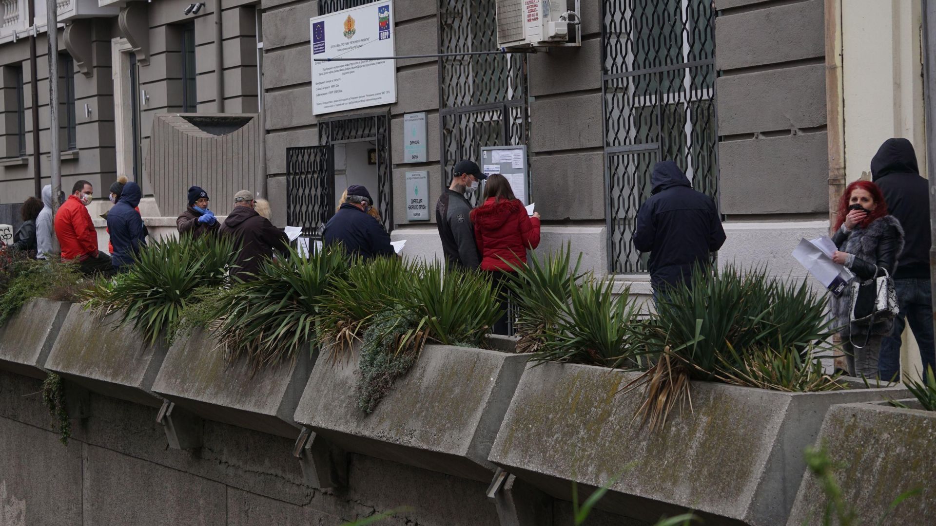 Чакащите за регистрация в бюрото по труда безработни във Варна