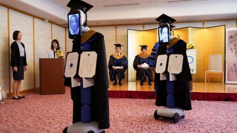 Роботи заменят студенти на дипломирането им заради пандемията