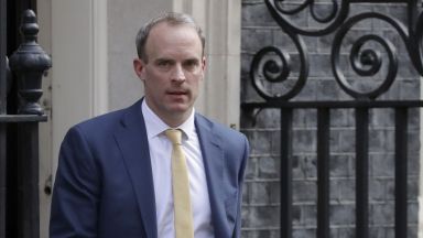 Високопоставеният депутат от Консервативната партия беше изправен пред множество официални