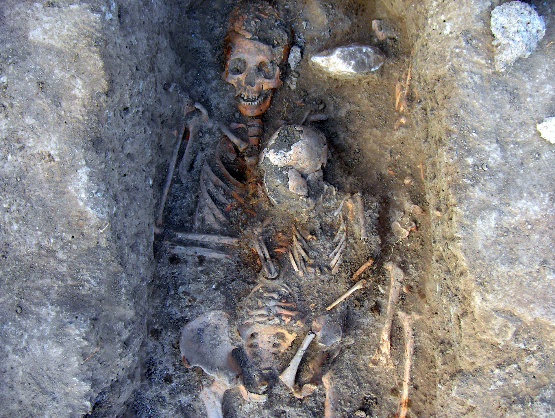  гробът на майка с невръстно дете, положени в поза, удивително приличаща на Богородица с Младенеца 