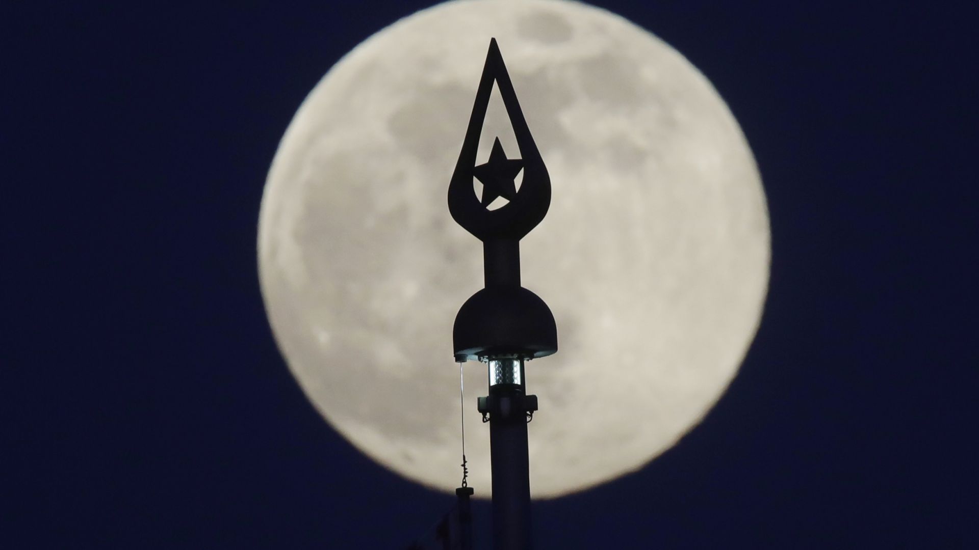 Тази нощ ще станем свидетели на явлението Супер розова Луна