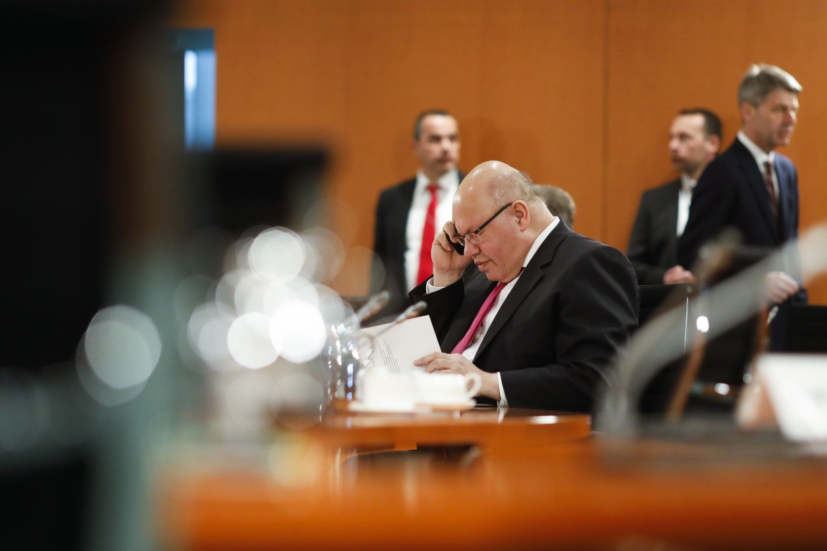 Германският министър на икономиката Петер Алтмайер говори по телефона преди правителственото заседание на 8 април
