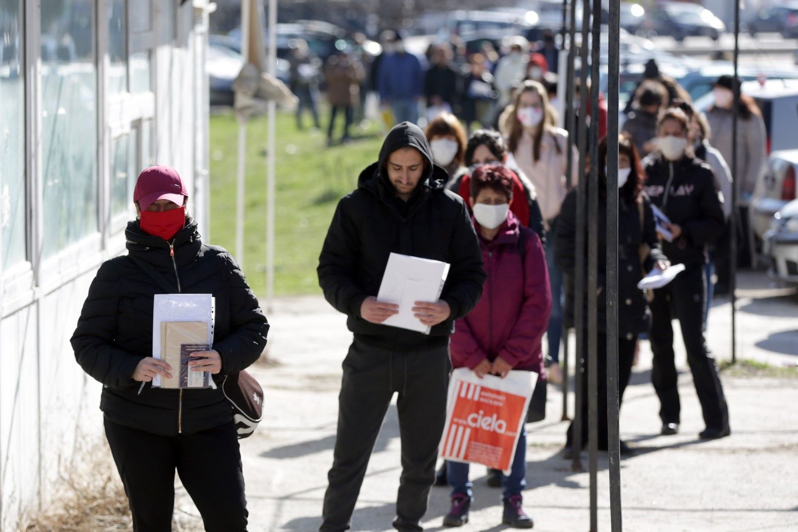 Опашка от безработни чакат да се регистрират в Бюрото по труда