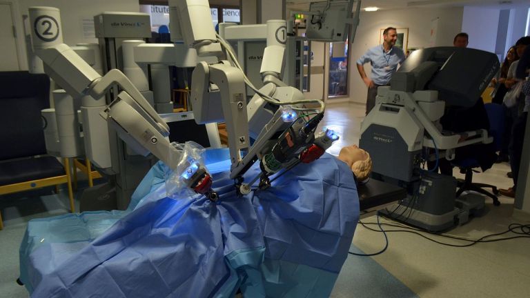 В Плевен демонстрираха, че могат да оперират болни от Ковид-19 с робот*