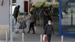 Танева се запъна: 50% българско в търговските вериги и това ще е закон