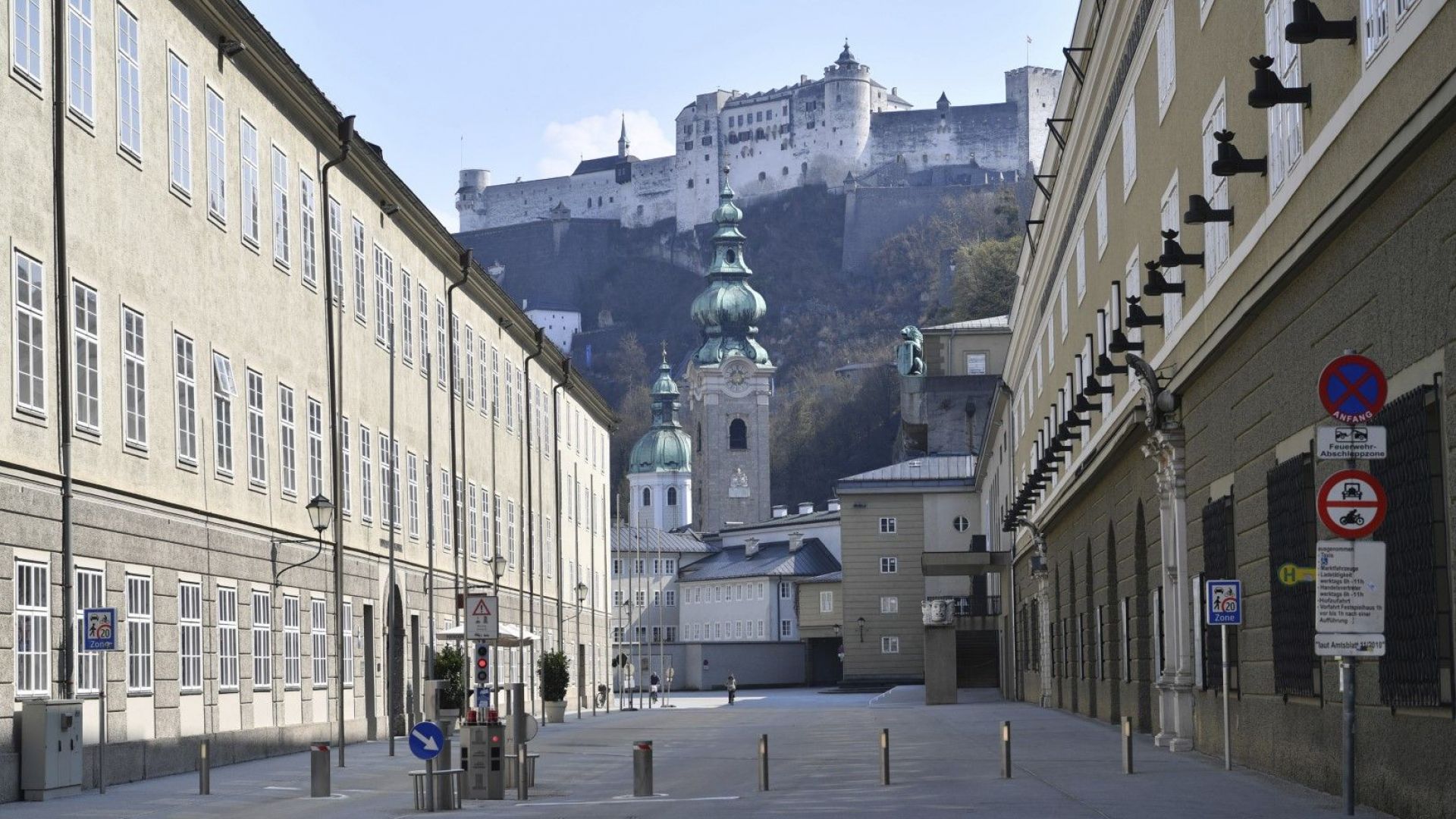 На обща пресконференция министрите на външните работи и на туризма