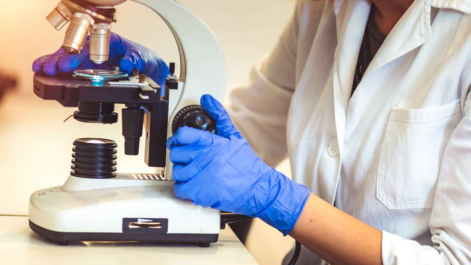 Българска ваксина срещу коронавируса се разработва в Института по микробиология