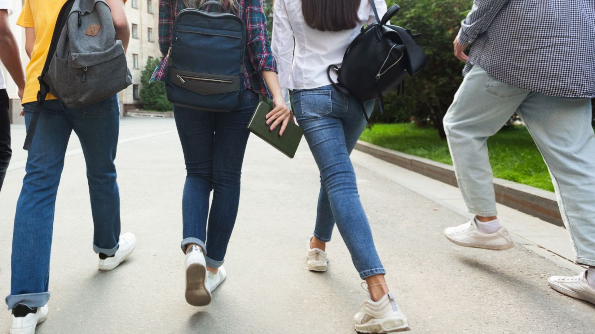 Без учебни занятия и изпити във висшите училища до 13