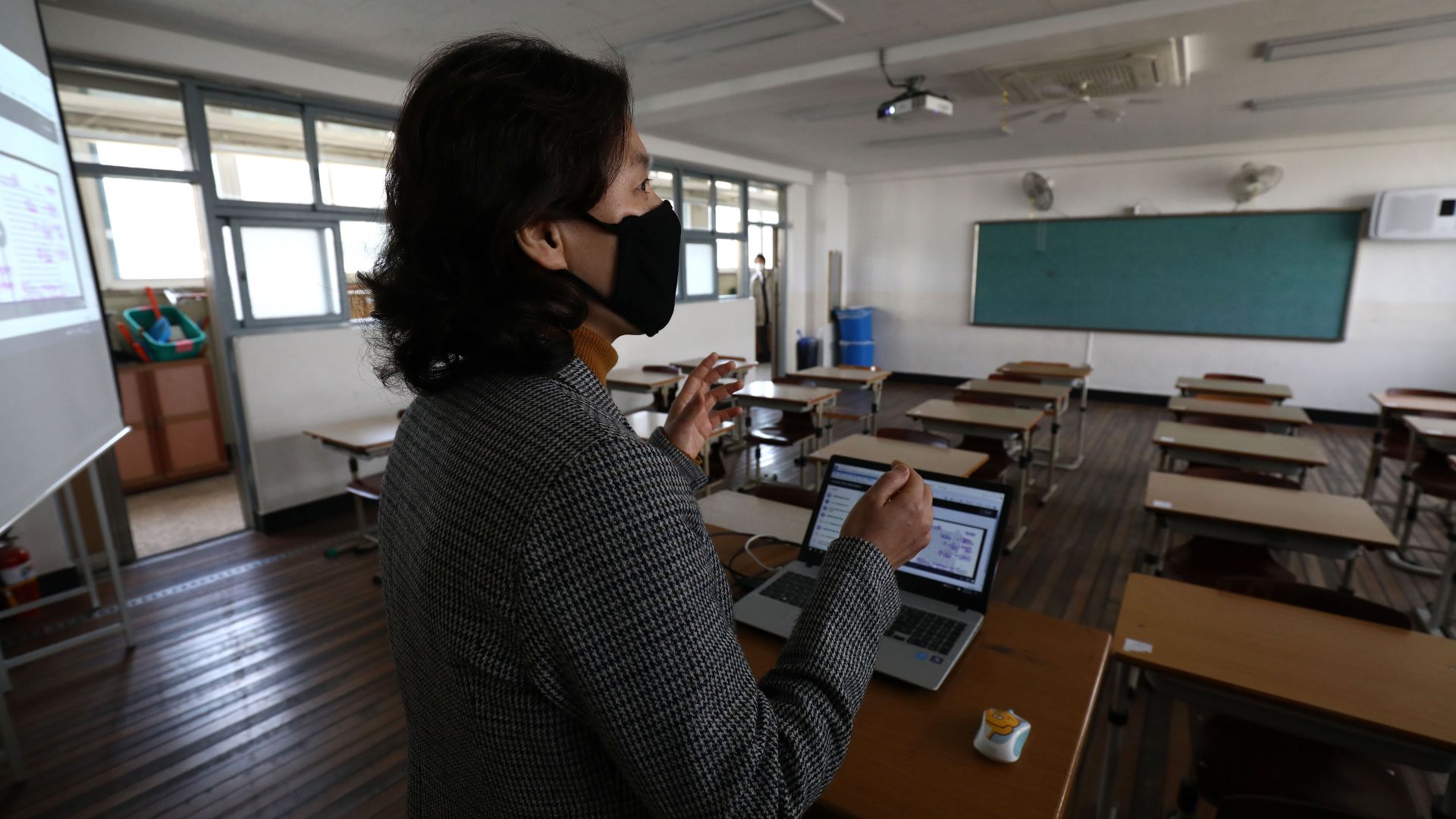 Южна Корея все по смело но все още постепенно се завръща