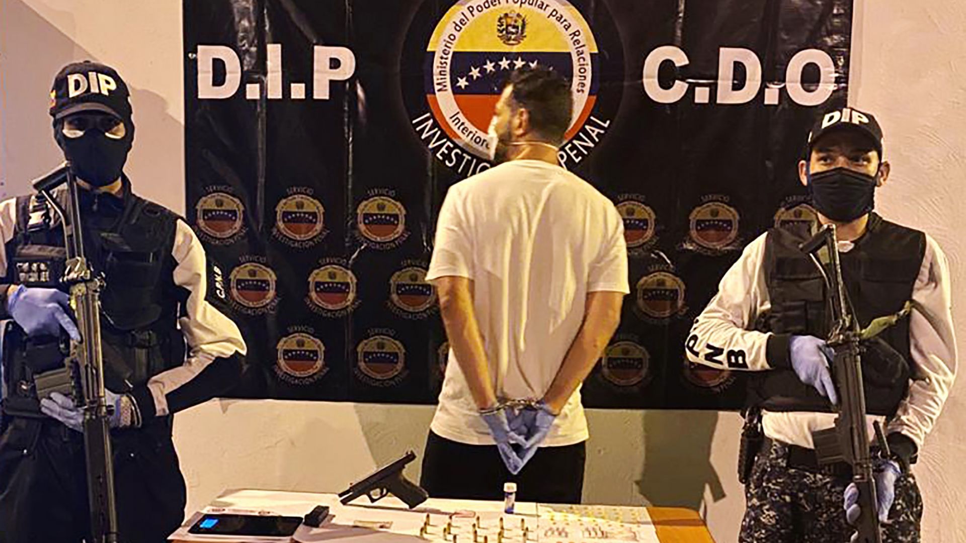 Те си устроиха едноседмична оргия със секс и наркотици танцуваха