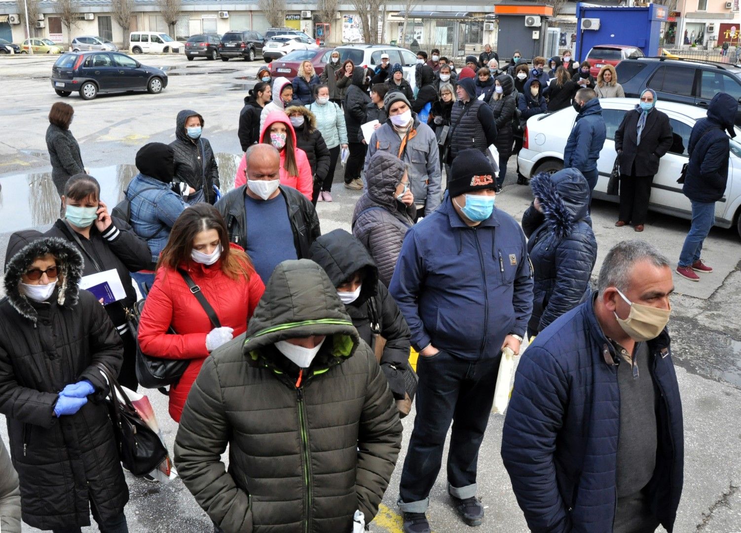 Отрано пред бюрото по труда към Агенция по заетостта в Хасково се извива огромна опашка от безработни дошли да се регистрират (Снимка 6 април)