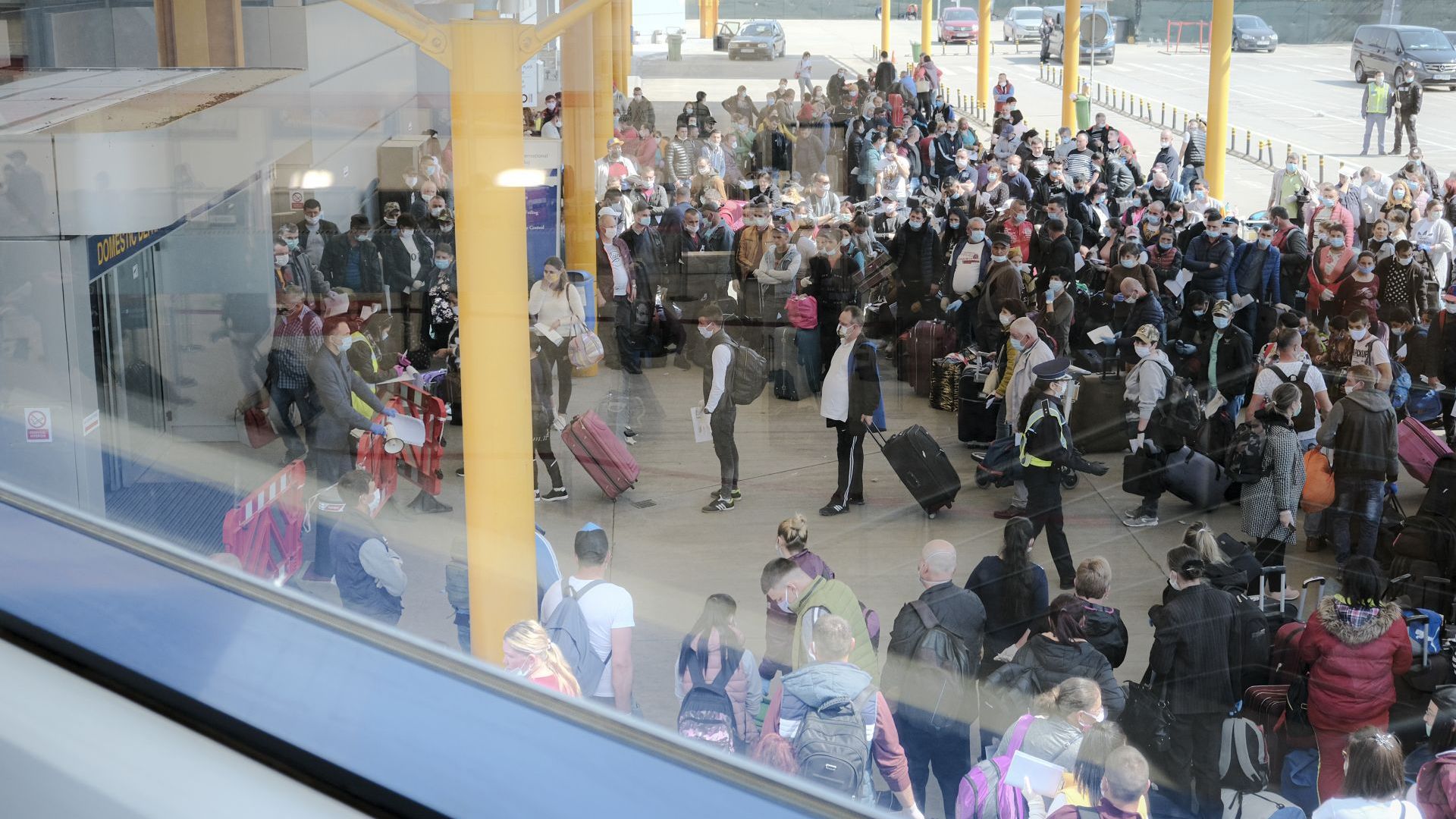 Самолет с около 180 сезонни работници идващ от Румъния се