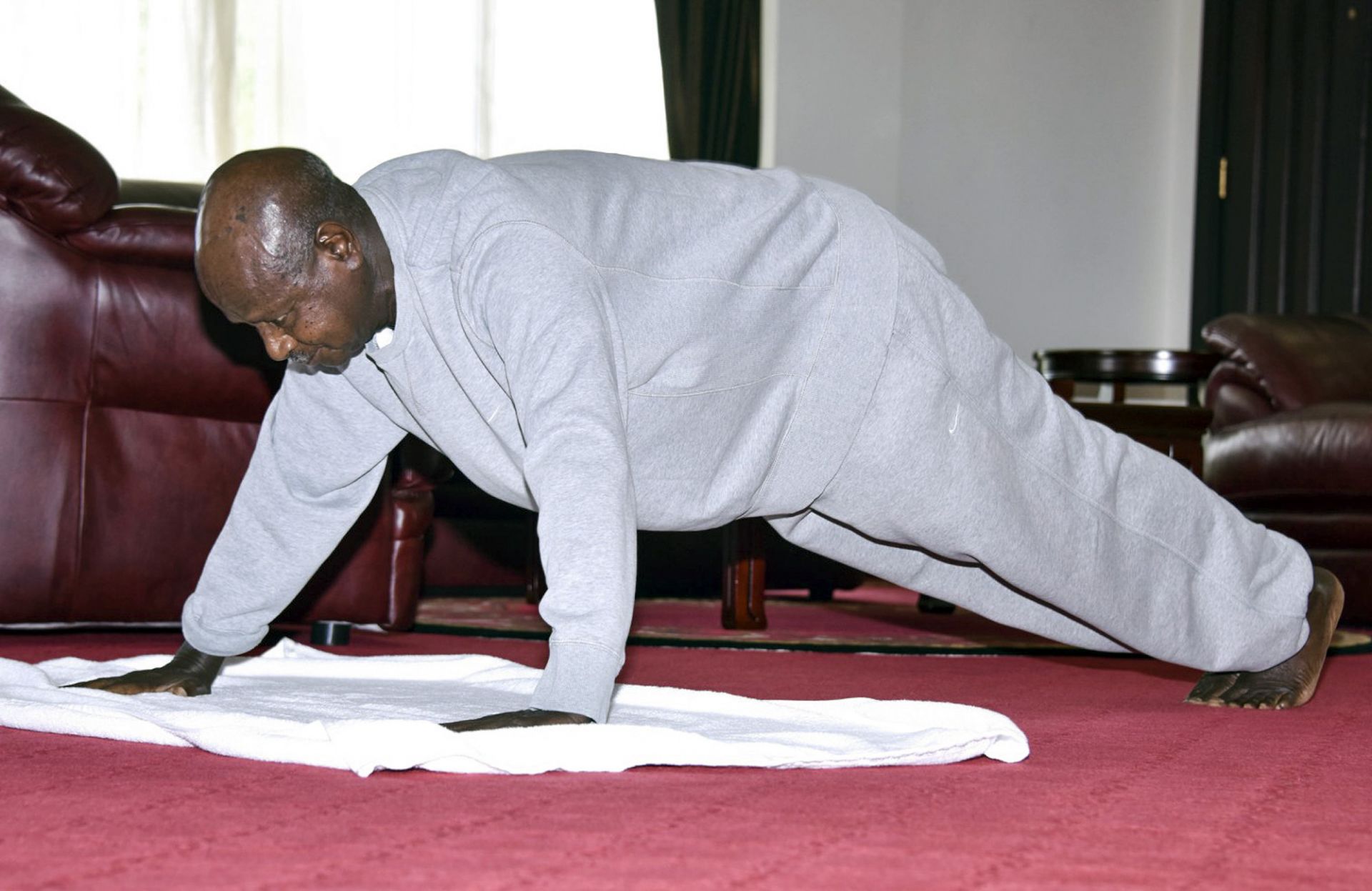 Президентът на Уганда Мусевени демонстрира добра физическа форма, правейки лицеви опори