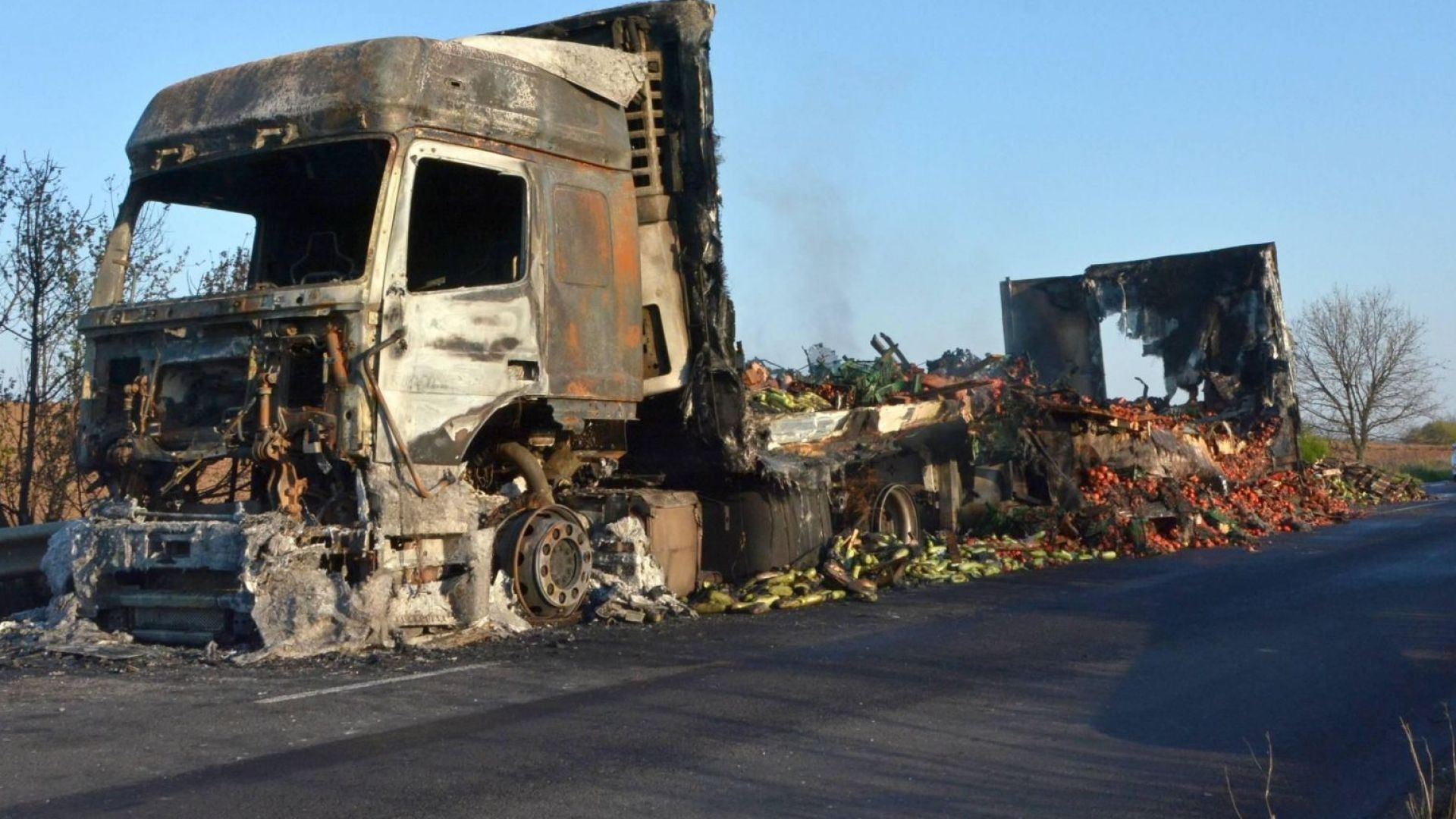ТИР, натоварен със зеленчуци, изгоря на пътя Симеоновград - Харманли.