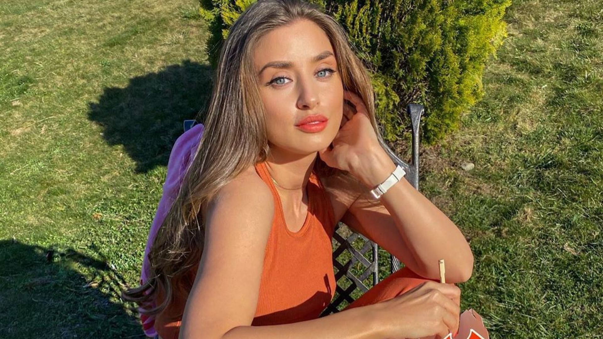 Саня Борисова в "оранжевата" прегръдка на слънцето