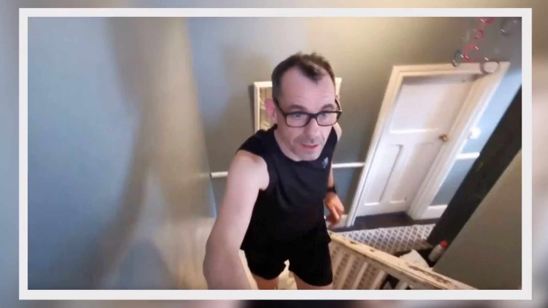 Британският алпинист Джон Грифин бори скуката и обездвижването по време