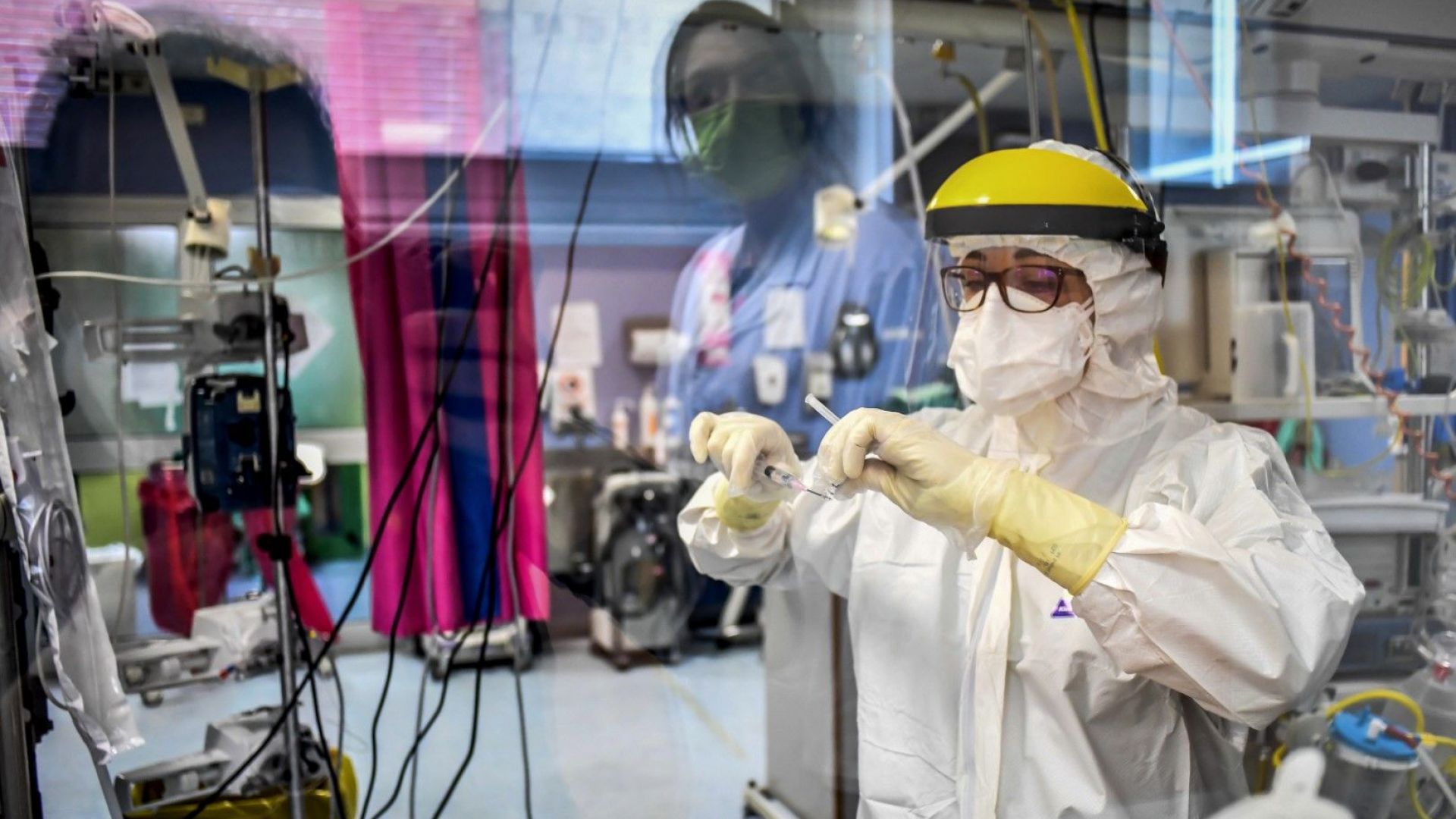 Приседнали скромно в една от аудиториите на университетската болница Тор