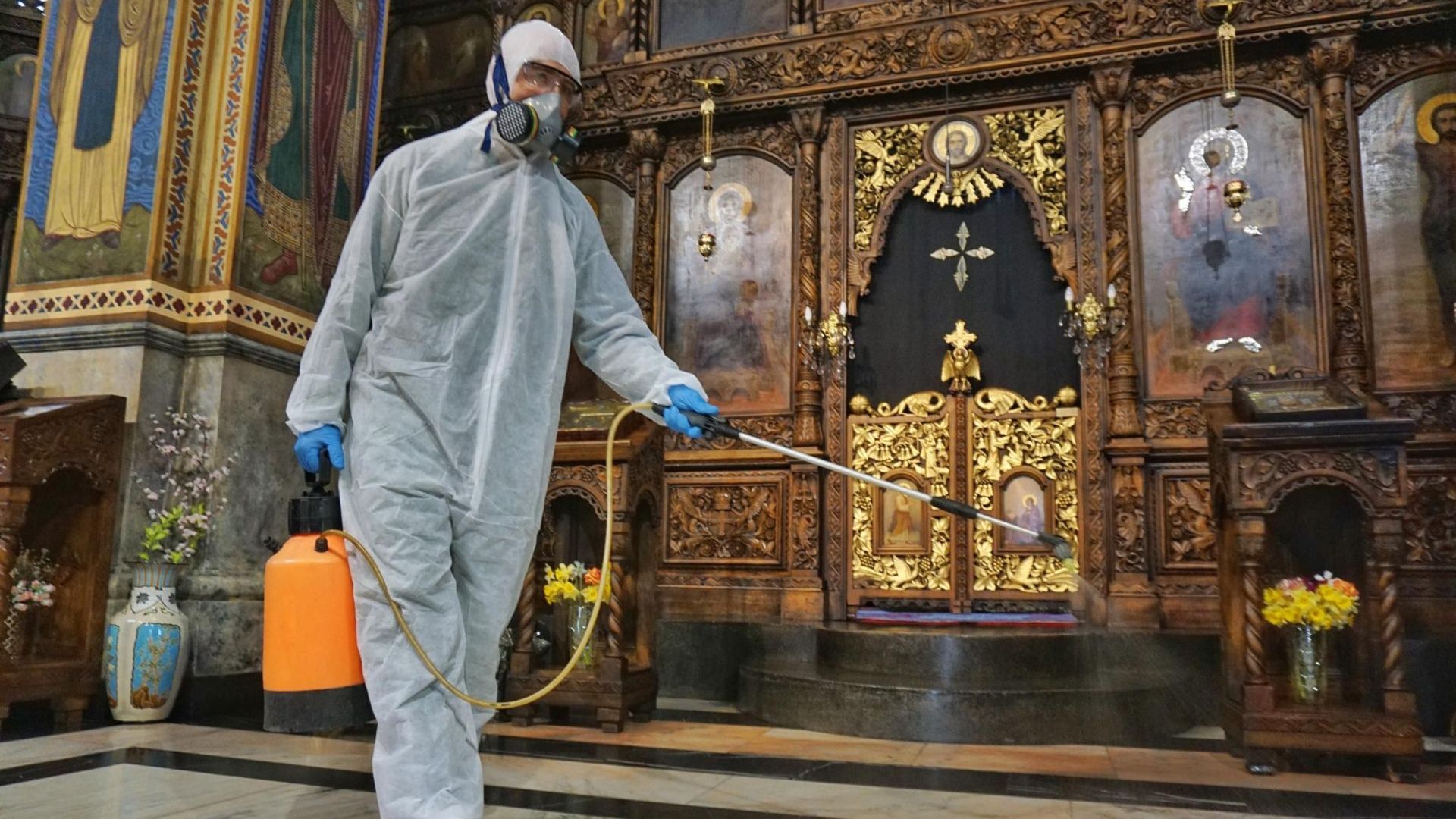 Във връзка с предстоящите великденски празници започнаха дезинфекции на храмовете