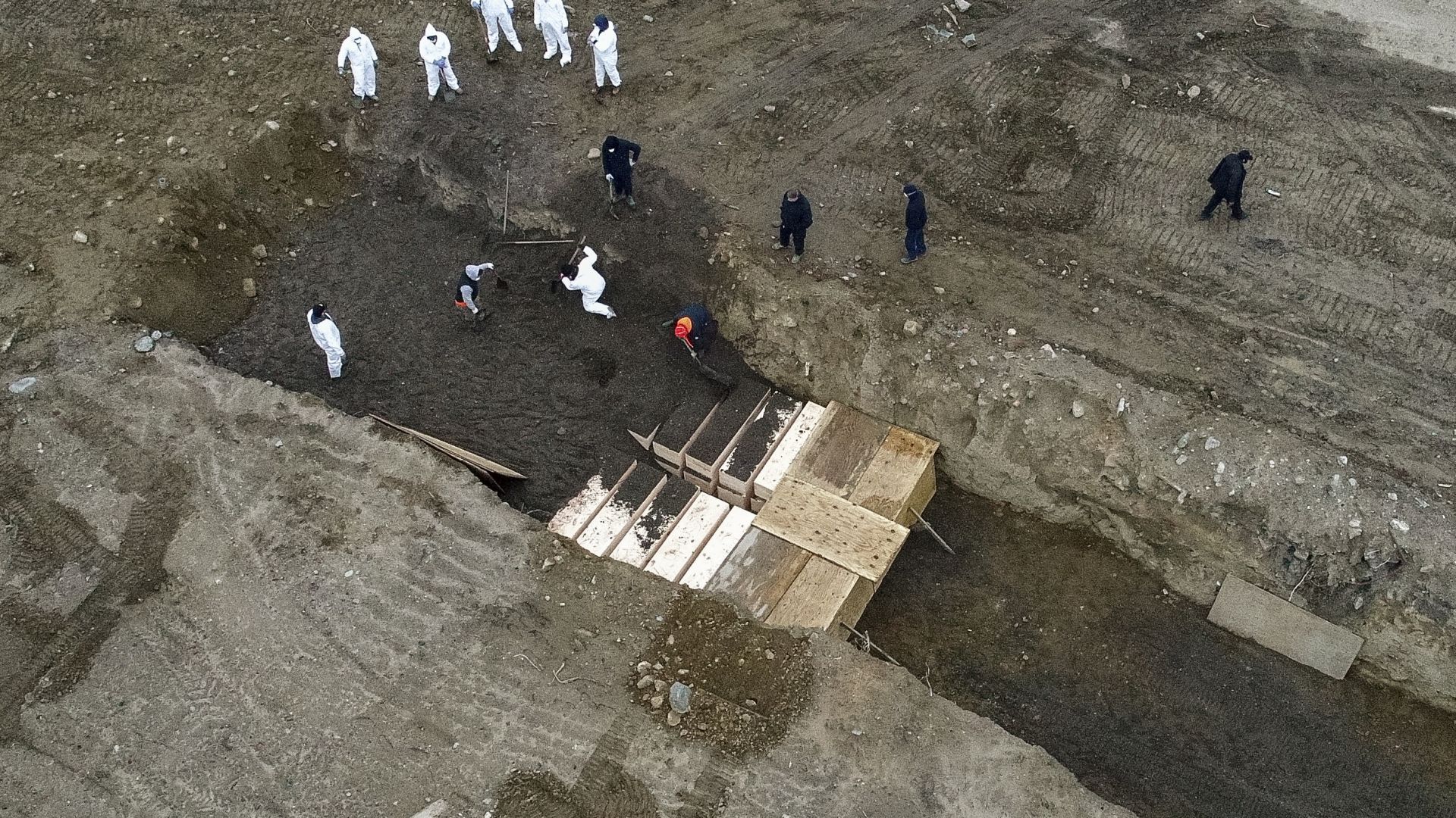 Снимки на десетки ковчези които се заравят в огромен масов