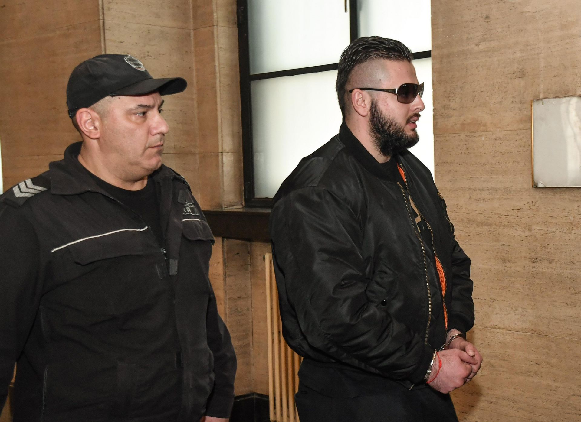 Йоан Матев пристигна със слънчеви очила в съда