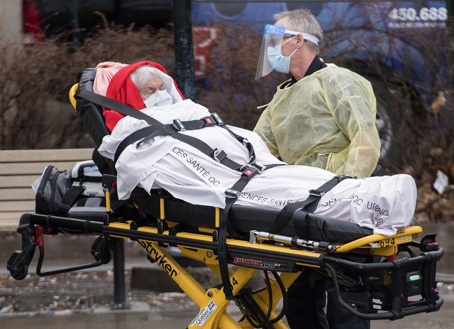 Медицински работник пренася пациент от кола на бърза помощ в болница в Монреал, Канада 