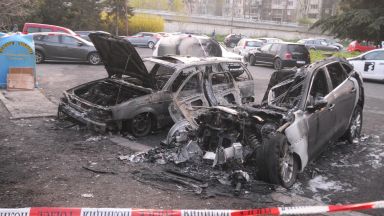 Две коли изгоряха при умишлен палеж в Бургас (снимки)